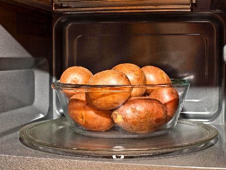 Печени картофи с масло и чесън на прах в микровълнова печка / фурна - снимка на рецептата